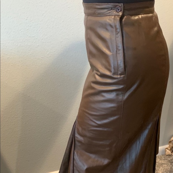 Vintage Etienne Aigner Genuine Leather Skirt side zip button Brown Size 10 - Picture 3 of 17